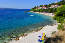 Pláže v letovisku Bratuš, Makarská riviéra, Chorvatsko