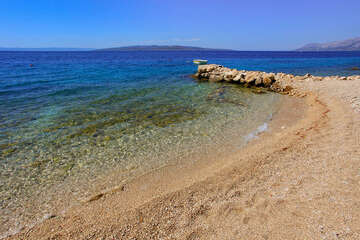 Pláže v letovisku Bratuš, Makarská riviéra, Chorvatsko