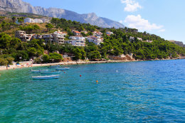 Pláže v letovisku Bratuš, Makarská riviéra, Chorvatsko