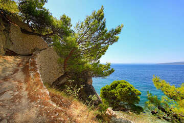 Bratuš - chodníček k pláži, Makarská riviéra, Chorvatsko