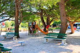 Letovisko Makarska - dětské hřiště u pláže, Makarská riviéra, Chorvatsko