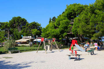 Letovisko Makarska - dětské hřiště u pláže, Makarská riviéra, Chorvatsko