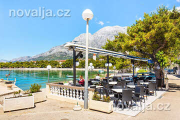 Promajna - restaurace u pláže, Makarská riviéra, Chorvatsko