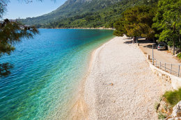 Živogošće - Porat - oblázková část v severní části letoviska, Makarská riviéra, Chorvatsko