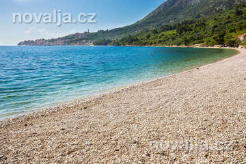 Živogošće - Porat - oblázková část v severní části letoviska, Makarská riviéra, Chorvatsko