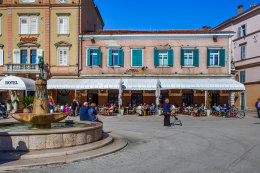 Rovinj - náměstí s kavárnama, Istrie, Chorvatsko