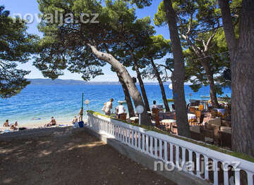 Živogošče - Mala Duba, kavárna u pláže, Chorvatsko