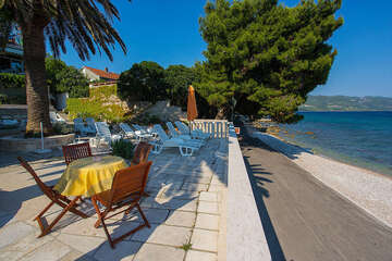 Apartmány Orebić 11 - terasa a pláž u domu, Orebić, poloostrov Pelješac, Chorvatsko