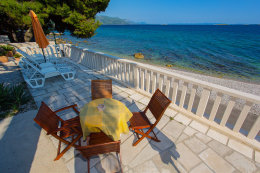 Apartmány Orebić 11 - terasa a pláž u domu, Orebić, poloostrov Pelješac, Chorvatsko