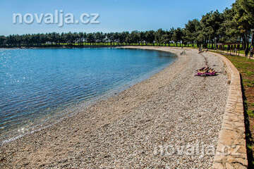 Novigrad - oblázková pláž, Istrie, Chorvatsko