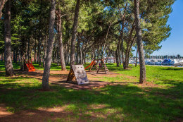 Novigrad - dětské hřiště u pláže, Istrie, Chorvatsko