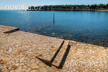 Novigrad - betonová pláž se sjezdem pro vozíčky, Istrie, Chorvatsko