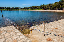 Novigrad - betonová pláž se schody a sjezdem pro vozíčky, Istrie, Chorvatsko