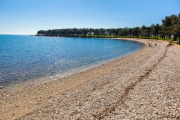 Novigrad - oblázková pláž, Istrie, Chorvatsko