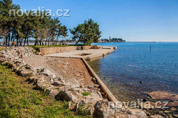 Novigrad - oblázková pláž, Istrie, Chorvatsko