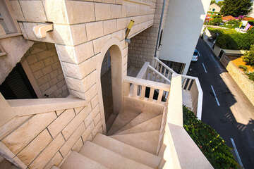 Apartmány Ocean - schodiště k jednotlivým apartmánům, Bol, ostrov Brač, Chorvatsko