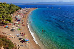 Oblázková pláž Zlatni rat 1,5 km od apartmánů Ocean, Bol, ostrov Brač, Chorvatsko