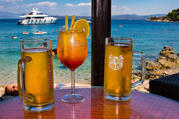 Stomorska - oblázková pláž a bar Afrika, ostrov Šolta, Chorvatsko