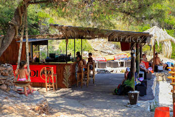 Stomorska - bar Afrika u pláže, ostrov Šolta, Chorvatsko
