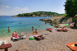 Stomorska - oblázková pláž Afrika, ostrov Šolta, Chorvatsko