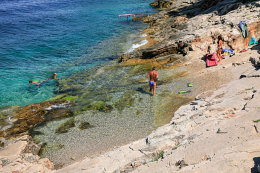 Stomorska - pláže, ostrov Šolta, Chorvatsko