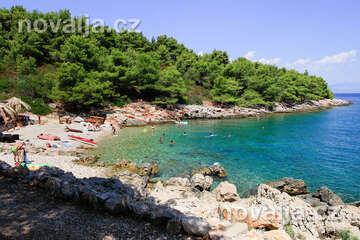 Stomorska - oblázková pláž Afrika, ostrov Šolta, Chorvatsko
