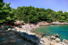 Stomorska - oblázková pláž Afrika, ostrov Šolta, Chorvatsko