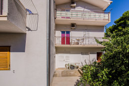 Apartmány Toni - zadní část domu, Podgora, Chorvatsko