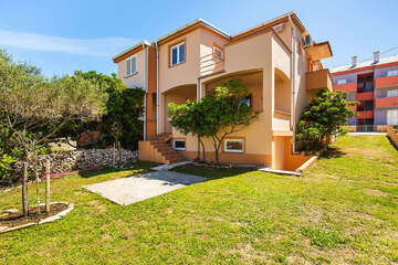 Apartmány Bojan (fotografie před založením společného posezení na zahradě), Povljana, ostrov Pag, Chorvatsko