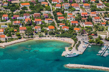 Orebič - letecký pohled na oblázkovou pláž, poloostrov Pelješac, Chorvatsko