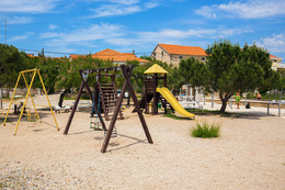 Preko - dětský park u pláže Jaz, ostrov Ugljan, Chorvatsko