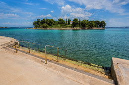 Preko - betonové terasy se schůdky do moře u pláže Jaz, ostrov Ugljan, Chorvatsko