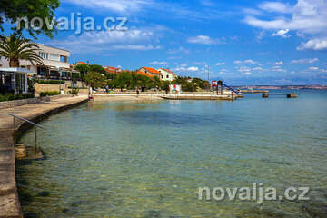 Preko - betonové terasy se schůdky do moře u pláže Jaz, ostrov Ugljan, Chorvatsko