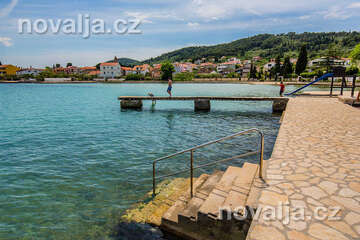 Preko - betonové terasy se schůdky do moře u pláže Jaz, ostrov Ugljan, Chorvatsko