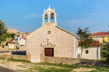 Dinjiška - kaple sv. Maura, ostrov Pag, Chorvatsko
