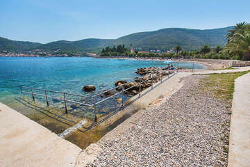 Vis - pláže, přístup do moře pro invalidy, ostrov Vis, Chorvatsko