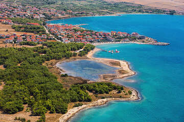 Povljana - letecký pohled na oblast s léčivým bahnem, ostrov Pag, Chorvatsko