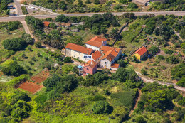 Letecký pohled na osadu Polje (Veli Rat), ostrov Dugi otok, Chorvatsko