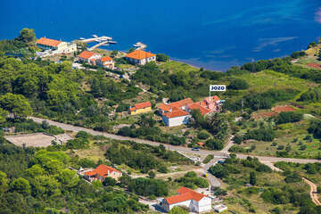 Letecký pohled na osadu Polje (Veli Rat), ostrov Dugi otok, Chorvatsko
