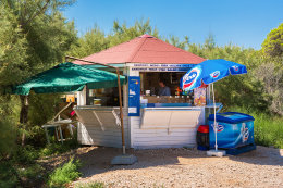 Písečná pláž Sakarun - stánek s občerstvením, ostrov Dugi Otok, Chorvatsko
