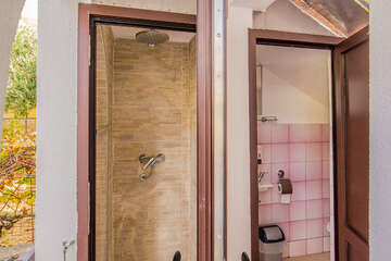 Apartmány Kadulja - společná sprcha a WC v přízemí domu, Zečevo Rogozničko, Šibenická riviéra, Chorvatsko