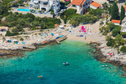 Apartmány Kadulja - letecký pohled na oblázkovou pláž, Zečevo Rogozničko, Šibenická riviéra, Chorvatsko