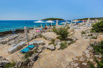 Apartmány Kadulja - vybetonované plochy k opalování (vedle oblázkové pláže), Zečevo Rogozničko, Šibenická riviéra, Chorvatsko