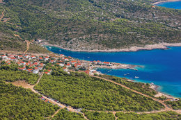 Rukavac - letecký pohled, ostrov Vis, Chorvatsko