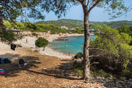 Rukavac - pláž Tepluš, ostrov Vis, Chorvatsko