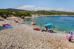 Rukavac - pláž Tepluš, ostrov Vis, Chorvatsko