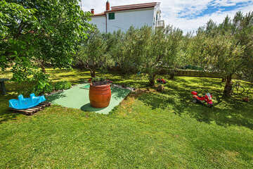 Apartmány Vita - zahrada u domu, Vodice - Blata, Chorvatsko
