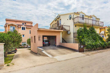 Apartmány Vita - příjezd a parkoviště u domu, Vodice - Blata, Chorvatsko