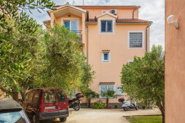 Apartmány Vita - parkoviště u domu, Vodice - Blata, Chorvatsko