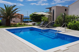 Apartmány Crystal - bazén u domu, Podstrana, Chorvatsko